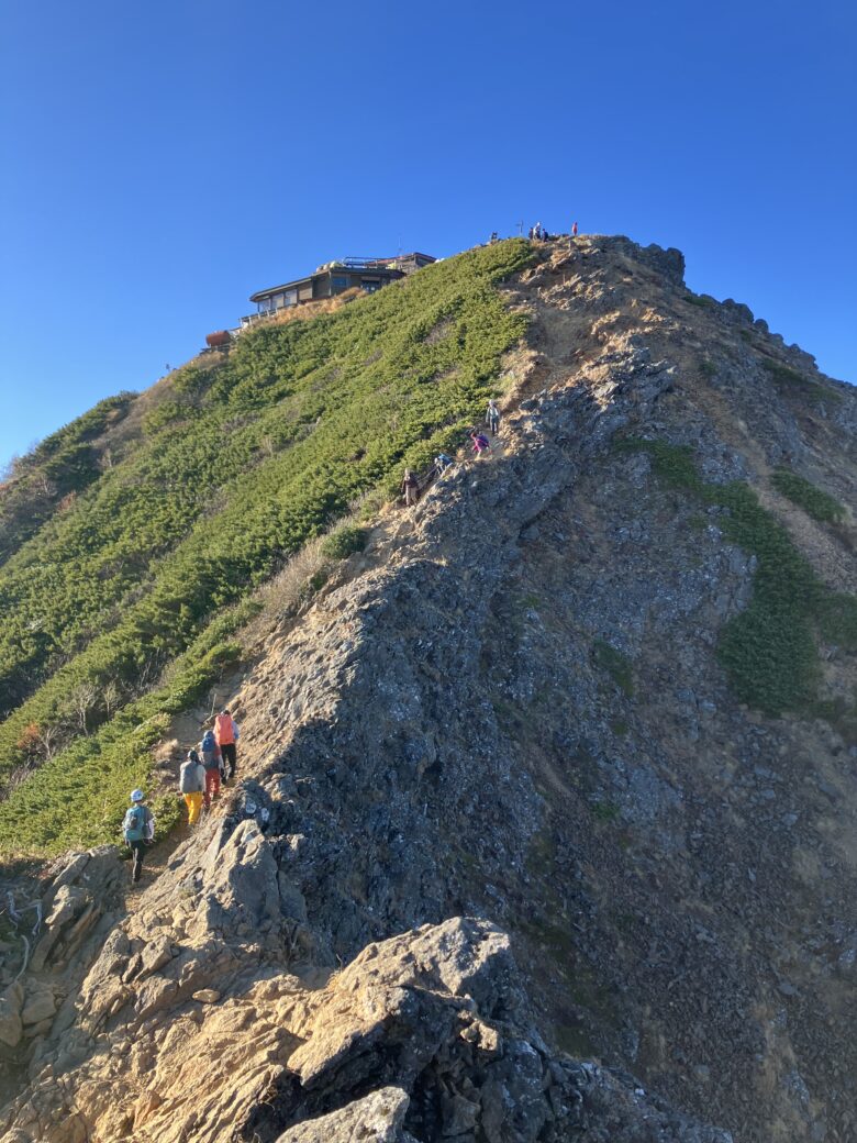 赤岳登山での写真。頂上付近は岩場がたくさんあります。